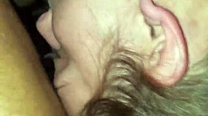 La nena blanca que le lame el culo se enfrenta a una polla monstruosa en un video hardcore
