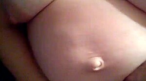 Tinas schwangerer Bauch wird mit Sperma bedeckt