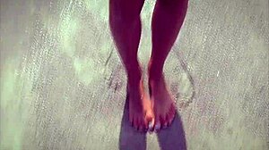 बिकिनी मॉडल निकोल फॉक्स अपने नंगे पैरों को दिखाती है