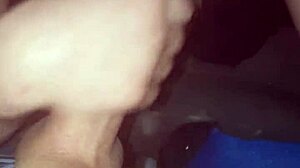 Gadis remaja memberikan blowjob kepada teman lelakinya dan menelan air maninya