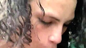 Homem gay ambulante amador recebe uma punheta de uma puta de cabelos encaracolados
