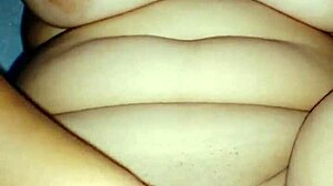 Amaterska indijska deklica se masturbira z obrijano pičko in velikimi joški
