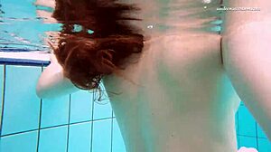 Garotas adolescentes em biquíni se divertem na piscina