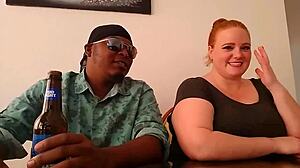 Três interraciais com Julie Ginger em vídeo pornô HD