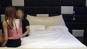 Casting einer schlanken Teenagerin für ein Hotelzimmerinterview