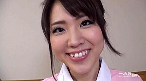 La belleza asiática Sakura disfruta de una mamada sin pelo y creampie con su amante Miniska
