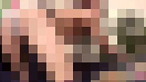Gadis berambut coklat memamerkan vaginanya yang remaja dalam video upskirt