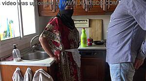 Femme de ménage française choquée par un travail de nettoyage anal