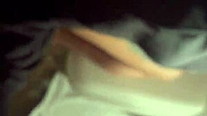 एक उत्तेजित जोड़े का घर का बना वीडियो जो नाव पर सेक्स करता है।