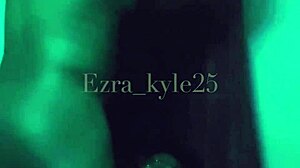 Testépítő Ezra Kyle seggbe kapja a sissy femboy a fürdőszobában