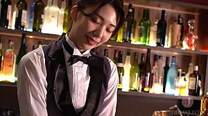 Японски барман и красива азиатска момиче се отдават на мръсни приказки и тихо действие