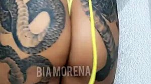 ब्राजीलियाई बेब टैटू के साथ अपने शरीर को आकर्षक वीडियो में दिखाती है।