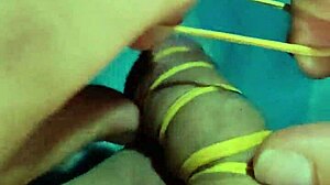 IfoSlave gebonden en zichzelf verwennend met rubberen banden