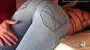 Sexy zadok s predkožkou na tesnom džínse