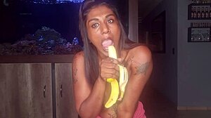 Uma mulher indiana peituda se satisfaz acariciando seus seios e fazendo sexo oral em uma banana em um vídeo solo