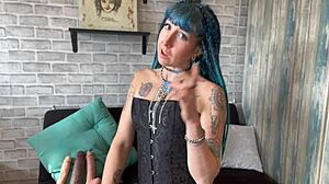 Njut av ett korsett BDSM-möte med en tatuerad kvinnlig superhjälte