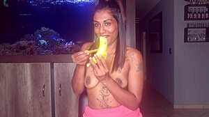 Prsnatá Indka si užíva hladenie pŕs a orálny sex na banáne v sólovom videu
