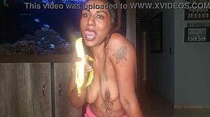 一个丰满的印度女人在独奏视频中自慰,抚摸她的乳房并在香蕉上口交。