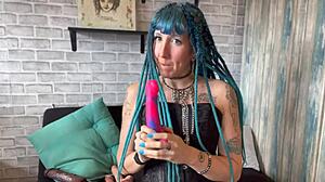 Nyt et korsett BDSM-møte med en tatoverte kvinnelig superhelt