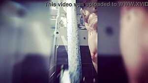 Asiatisk kille tillfredsställer sig själv med en stor dildo i duschen