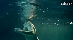Czeska piękność Lozhkova w solowej sesji przy basenie z odkrywaniem strojów kąpielowych