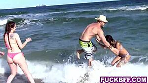Jovens adultos desfrutam de um pênis grande juntos após um dia na costa