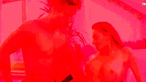 Лаура Ангелс бизарна сцена аналног и пушења са музиком близанаца