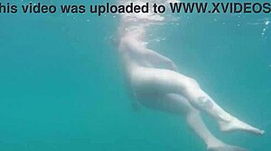 آدا بوجاناس تسبح في الهواء الطلق بدون ملابس سباحة