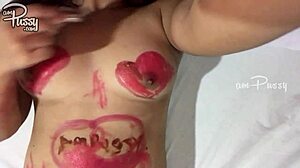 Een tienermeisje schetst haar blote Aziatische lichaamsbouw met lippenstift in een zelfgemaakte video