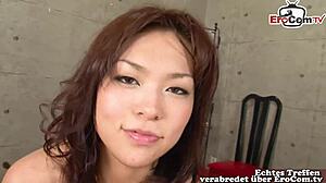 बालों वाली एशियाई MILF के साथ जर्मन ग्रुप सेक्स