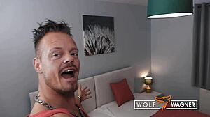 ब्रिटिश एडल्ट फिल्म अभिनेत्री टीना के लंदन में एक जर्मन आदमी के साथ यौन मुठभेड़ का आनंद लेती हैं, जैसा कि wolfwagner.com पर दर्शाया गया है।
