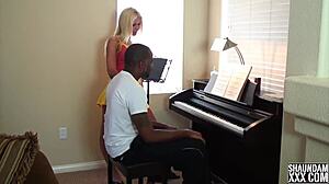Coppia amatoriale fa la maiala durante la lezione di pianoforte