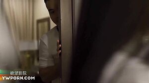 Munkanélküli férfi készít egy házi készítésű felnőtt filmet, amelyben megengedi, hogy barátja szexeljen a feleségével